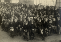 811810 Afbeelding van een deel van de ca. 600 kinderen van werknemers van de Carrosserie- en Constructiewerkplaatsen ...